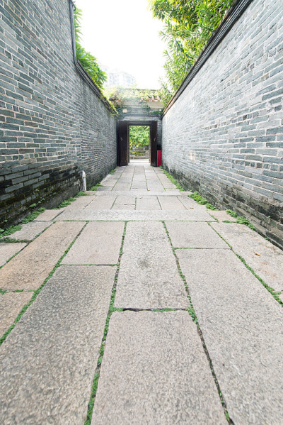 传统的中国巷，砖墙和花岗岩地板