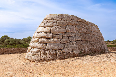 La Naveta des Tudons的景观——Menorca最著名的巨石遗址。
