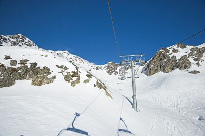乘坐滑雪缆车上山