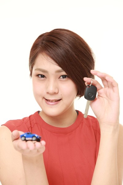 一位日本妇女买了一辆新车