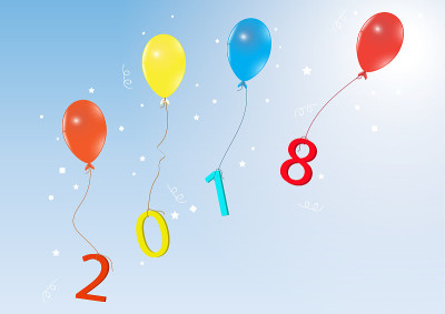 放飞彩色气球，数字2018在蓝色的背景，快乐的新年概念