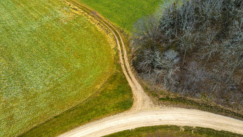 充满活力的小路从主要道路