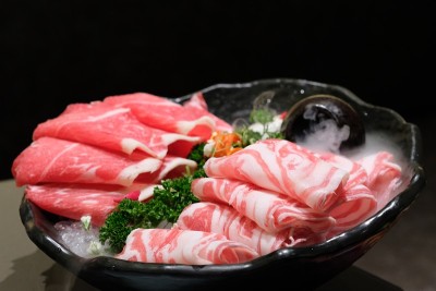 靠近牛肉和羊肉卷在盘子里。