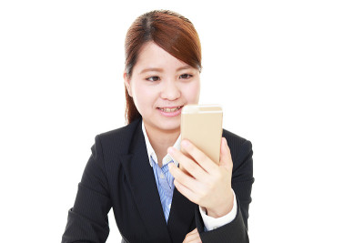 女人在看智能手机