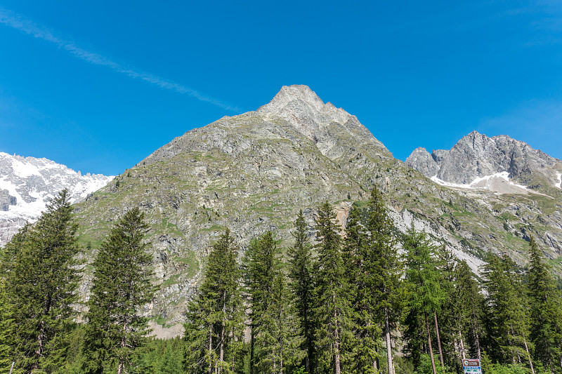 从瑞士小村庄La Fouly可以看到令人惊叹的雪山山顶景色