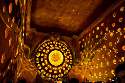 Durga Puja，排灯节或圣诞节装饰用温暖的灯和小偶像。