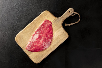 神户肉，神户牛肉，在切菜板上从上面射下来