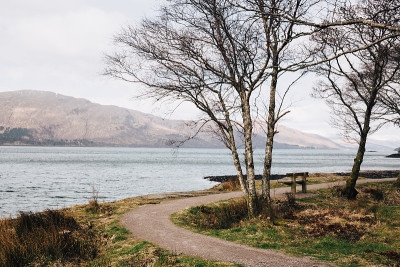 苏格兰威廉堡(Fort William)艾尔湖(Loch Eil)旁的空木凳。