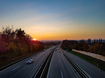 公路桥上的夕阳