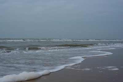 北海海滩上的波浪