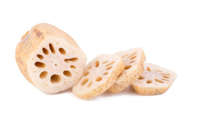 鲜藕片，在白色背景上分离
