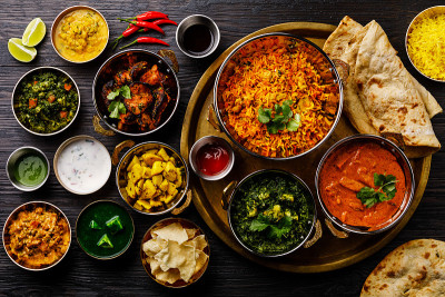 咖喱黄油鸡，帕拉克奶酪，鸡肉Tikka，印度饭，咖喱蔬菜，Papad, Dal, Palak Sab