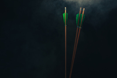 三个木箭。美丽的烟雾的背景。中世纪的武器都是手工制作的。