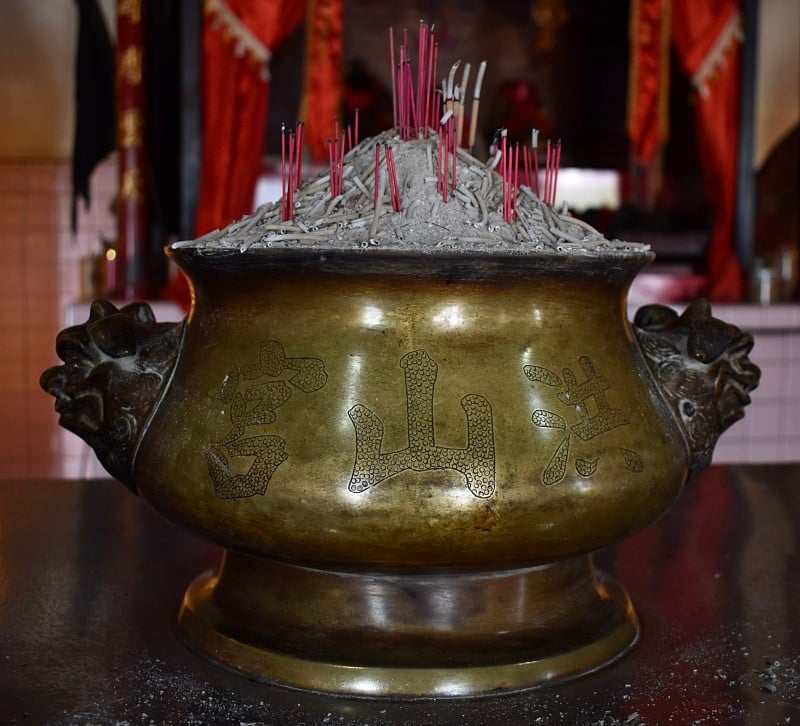 中国寺庙里的香碗，上面写着宫山洪(寺庙，山，食物)