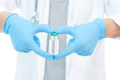 近距离疫苗对抗病毒，医生或科学家在实验室拿着一个注射器与液体疫苗。