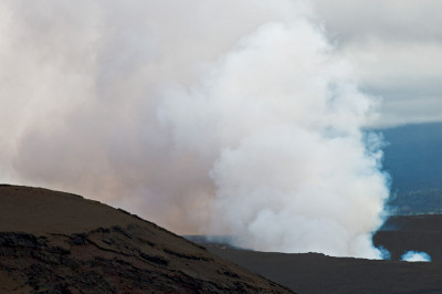 大岛冒烟火山口鸟瞰图