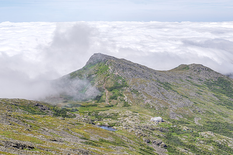 门罗山湖在云小屋-白山