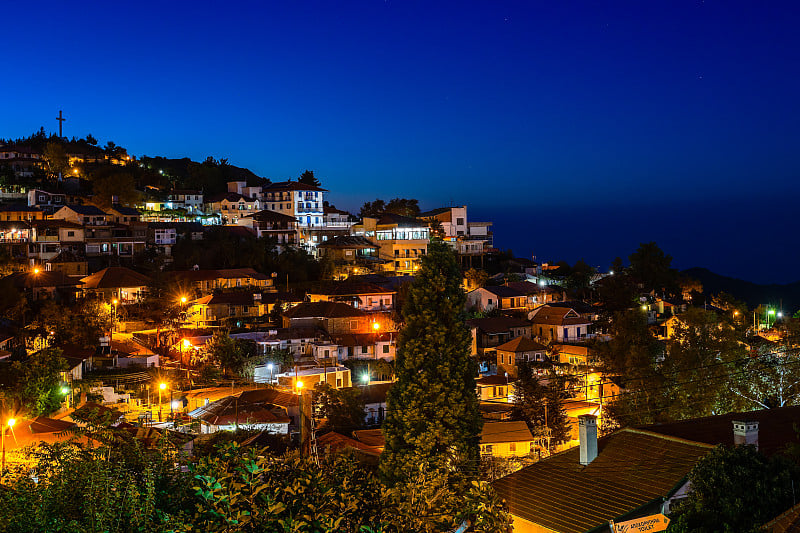 塞浦路斯尼科西亚区特鲁多斯塞浦路斯村的街道和房屋，夜景