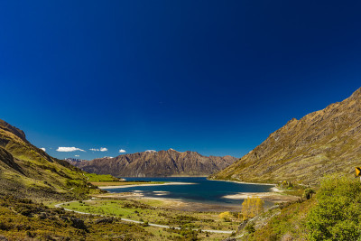 夏威夷湖和山的全景照片，南岛，新西兰