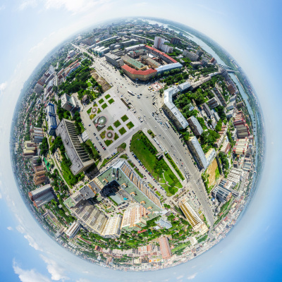 空中城市景观与十字路口和道路，房屋建筑。直升飞机