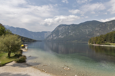 Bohinj湖景观和朱利安阿尔卑斯山，斯洛文尼亚。