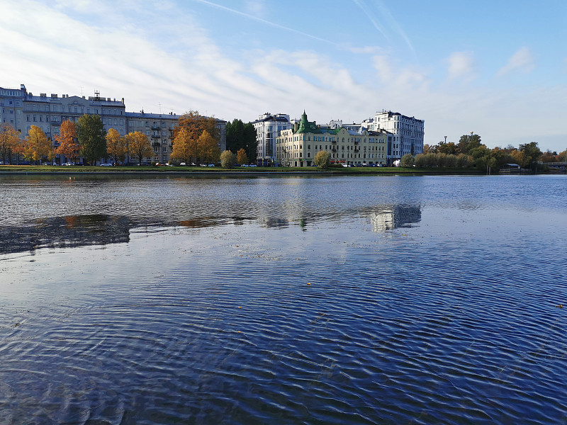 斯瑞德尼亚·涅夫卡河(Srednyaya Nevka River)，克雷斯托夫斯基岛上的房屋和秋天的