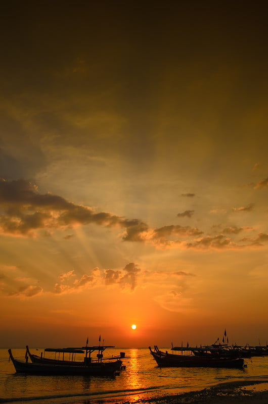 夕阳映水