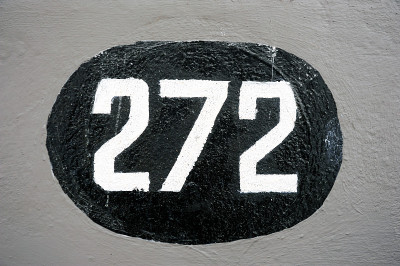 房子272号。在白色背景上，街道编号为272的特写