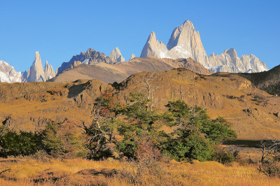 Fitz Roy和Cerro Torre山脉的晨光。冰川国家公园。