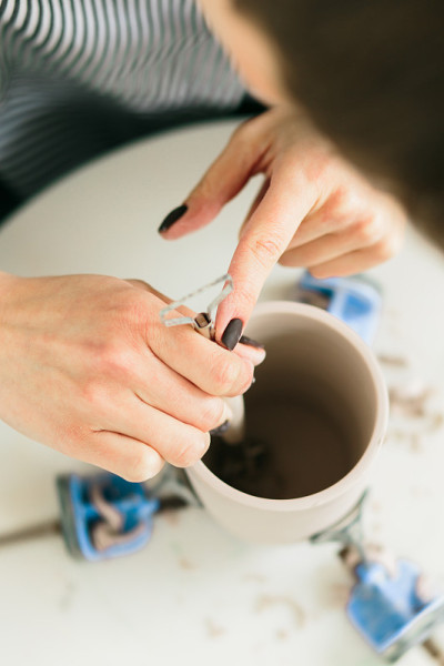 女人们在工作室里制作陶工转盘