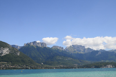 法国的安纳西湖和福尔克拉兹山