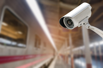 闭路电视摄像头对车站的安全运行进行了抽象模糊处理