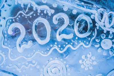 数字和2020年写在冰面上