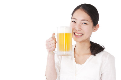 亚洲年轻女子拿着啤酒草