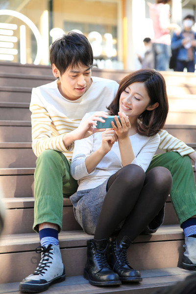年轻夫妇使用智能手机