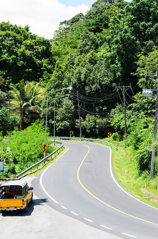 弯道设有高速公路配套车