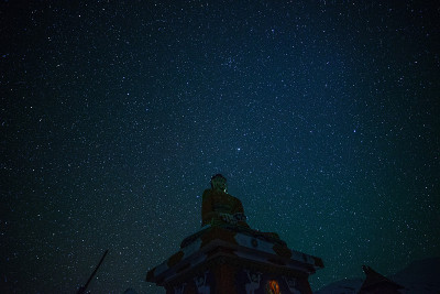 喜玛拉雅山-斯皮提谷的数百万颗星星下的佛像