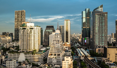 曼谷城市景观商业区与建筑和火车在晚高峰时间