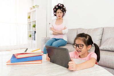 女儿，孩子使用移动数字平板电脑