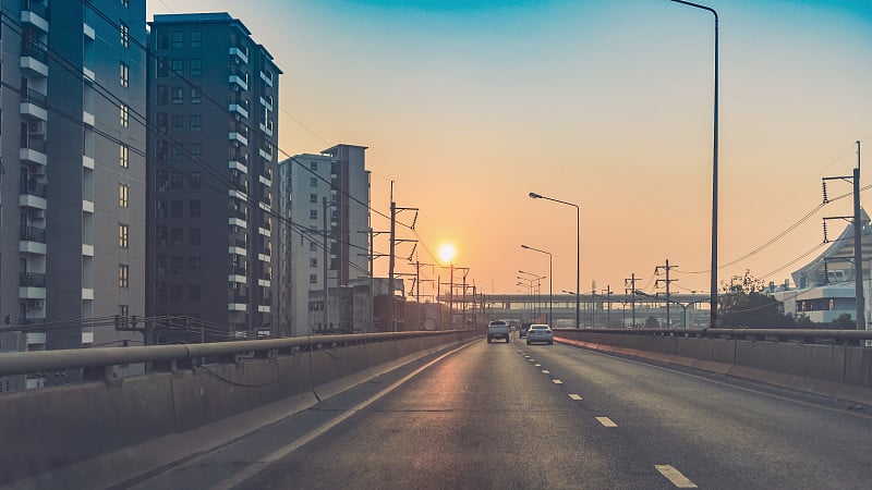 在泰国曼谷的主要道路上，在节日期间交通繁忙