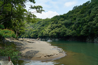 桂河和岸边有森林