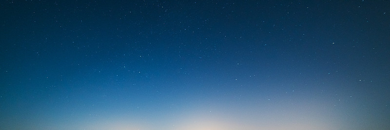 星星在晴朗的天空