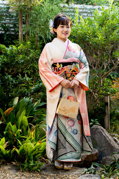 穿和服的妇女