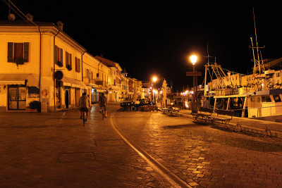 意大利。选票。Cesenatico。街道的城镇在夜空的背景。水平的观点。