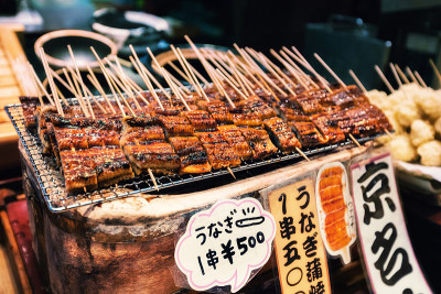烤鳗鱼或淡水鳗鱼串作为街头食品在西木市场，京都，日本