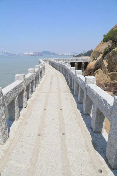 沿着悬崖和海滩的石头小路