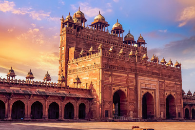 Fatehpur Sikri bulan Darwaza -中世纪印度的历史红色砂岩建筑，日落时天空