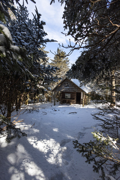 阿巴拉契亚小道避难所在北卡罗莱纳田纳西州边界的罗安山在雪中