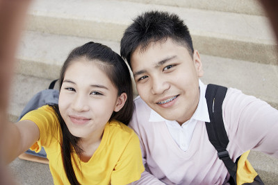 年轻的亚洲少年男孩和女孩在自拍