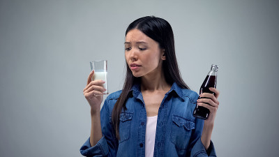 亚洲女性选择不健康的碳酸饮料和有益健康的牛奶